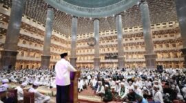 Menteri Pertahanan Prabowo Subianto menghadiri halal bihalal bersama ribuan jemaah Majelis Riyadlul Jannah di Mesjid Istiqlal. (Instagram.com/@prabowo)
