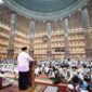 Menteri Pertahanan Prabowo Subianto menghadiri halal bihalal bersama ribuan jemaah Majelis Riyadlul Jannah di Mesjid Istiqlal. (Instagram.com/@prabowo)
