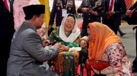 Menteri Pertahanan Prabowo Subianto berbincang dengan Sinta Nuriyah yang merupakan Istri dari Presiden ke 4 Abdurrahman Wahid (Gus Dur). (Dok. Tim Media Prabowo Subianto)