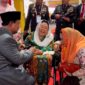 Menteri Pertahanan Prabowo Subianto berbincang dengan Sinta Nuriyah yang merupakan Istri dari Presiden ke 4 Abdurrahman Wahid (Gus Dur). (Dok. Tim Media Prabowo Subianto)