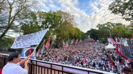 Menteri Pertahanan Prabowo Subianto melepas keberangkatan peserta jalan santai 'Anti Mager' yang digelar di Makassar, Minggu, 6 Agustus 2023. (Dok. Tim Media Prabowo Subainto)