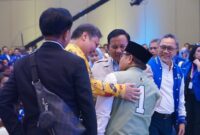 Ketua Umum Partai Gerindra Prabowo Subianto dan para pimpinan partai koalisi sempat berpelukan erat saat hadir di HUT ke-25 PAN, Jakarta. (Instagram.com/@airlanggahartarto_official)