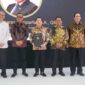 Syamsi Hari Ketua BNSP Saat Menyerahan Sertifikat Kompetensi GRC Tingkat Utama (GRC for Executives) ke Menteri Bappenas, di kantor Bappenas, Senin (27/11/2023). (Doc.Ist)
