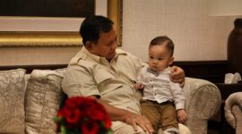 Menteri Pertahanan Prabowo Subianto menerima kunjungan silaturahmi seorang anak jenius, Kenneth Matthew di kediaman pribadinya di Kertanegara IV. (Dok. Tim Media Prabowo-Gibran)  