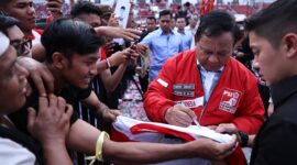 Calon presiden nomor urut 2 Prabowo Subianto tampil di HUT Partai Solidaritas Indonesia (PSI) ke-9 di Stadion Jatidiri, Semarang. (Dok. Tim Media Prabowo-Gibran)  