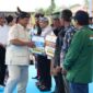 Menteri Pertahanan (Menhan) Prabowo Subianto disambut riuh luluban ribuan warga termasuk para petani dan peternak di Sumedang. (Dok. Tim Media Prabowo Subianto)  