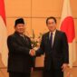 Presiden terpilih Prabowo Subianto menerima ucapan selamat secara langsung dari Perdana Menteri Jepang Fumio Kishida.(Dok. Tim Media Prabowo)
