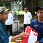 Presiden Jokowi menyaksikan penyerahan bantuan paket sembako bagi masyarakat di sekitar Kompleks Istana Kepresidenan Bogor. (Dok. Setkab.go.id)