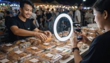 Bikin makanan jualanmu jadi konten viral berikutnya! 🥐🍓 Pakai wadah Trifinity yang super jernih agar tampilan Mochi atau Cromboloni-mu makin aesthetic di kamera. Stok selalu siap, jualan pun lancar jaya tanpa takut kehabisan kemasan!